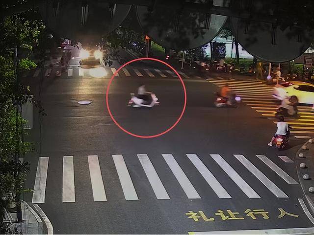 一女子肇事逃逸后仍去逛街<strong></p>
<p>新证券法</strong>，被抓后竟称：是路人劝我走的