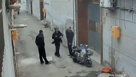 山西临汾一村民发布举报前任村长材料被找上门扇耳光<strong></p>
<p>证券营业部</strong>，警方介入