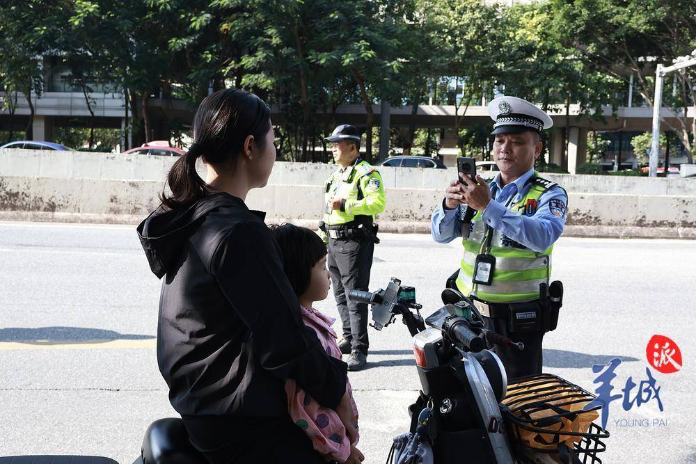有非机动车道却不走<strong></p>
<p>证券交易印花税</strong>，交警开罚！直击广州金沙洲大桥“电鸡”整治