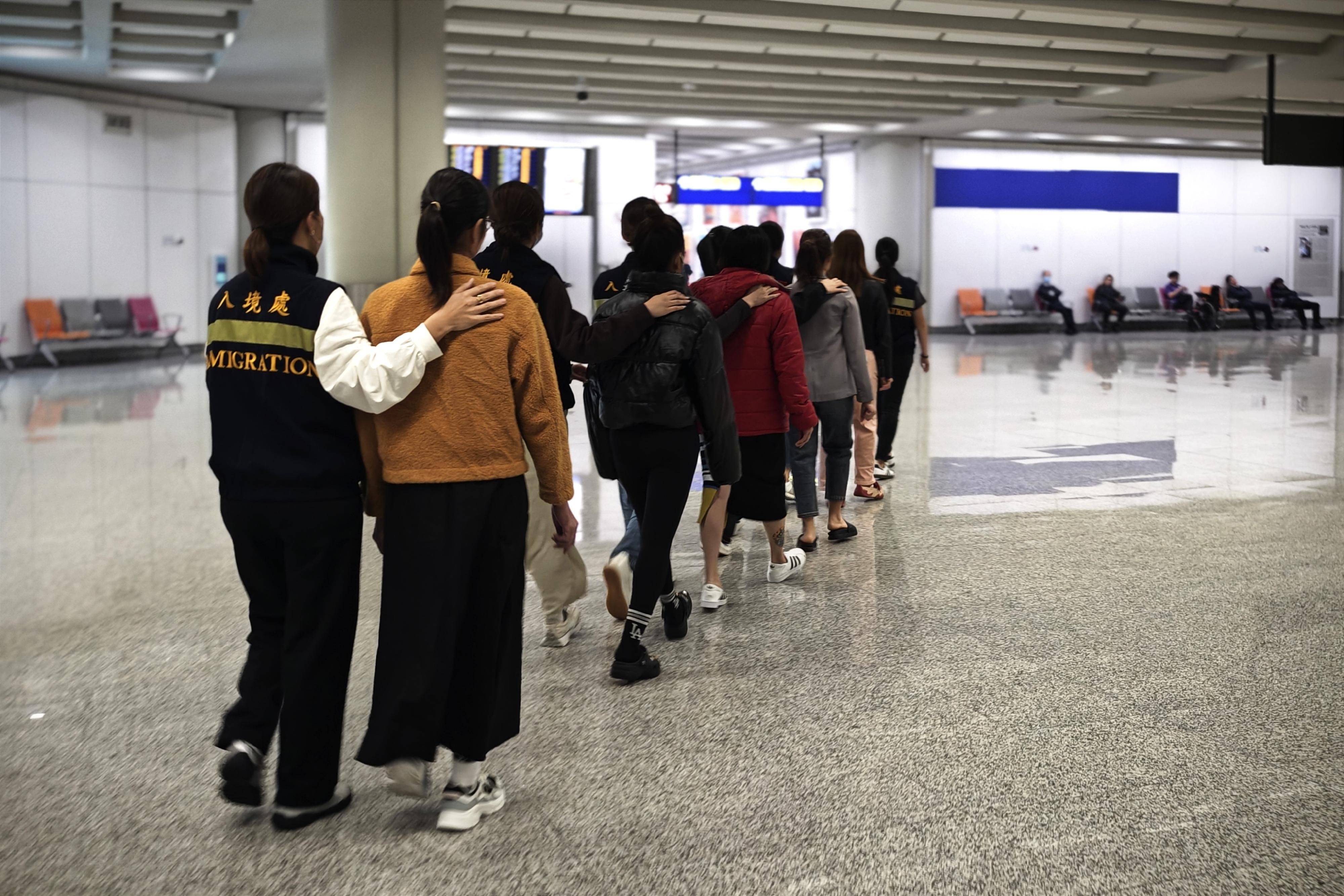 美国飞机落地<strong></p>
<p>宏源证券增强版下载</strong>，大批“润人”被遣返回国，特朗普给中国出了一难题