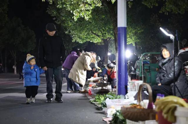 绩溪县长谈“县政府门前开夜市”：摆摊没门槛<strong></p>
<p>安信证券股份有限公司</strong>，开放已成常态