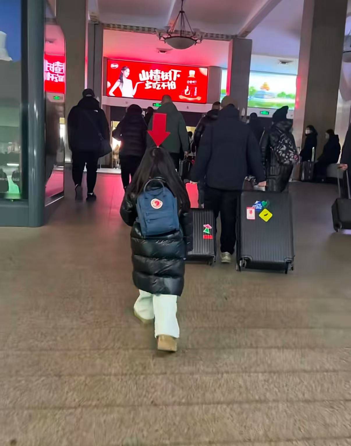 担心女儿“撒手没”<strong></p>
<p>证券考试</strong>，东北爸爸给女儿戴箭头发箍成“显眼包”：这肯定丢不了