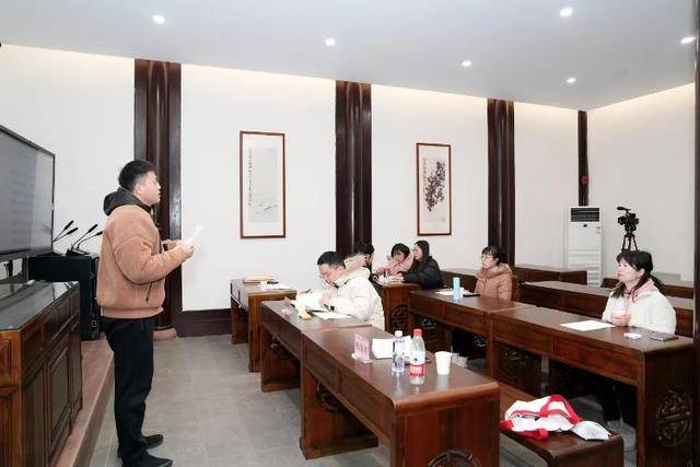 成都女博士二十多分钟背诵83首古诗词<strong></p>
<p>第一证券</strong>，获杜甫草堂终身免票：两个月背了超6400字