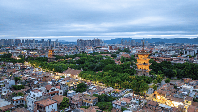 27座万亿GDP城市成绩单出炉：19城经济增速超全国水平<strong></p>
<p>上海证券交易所网站</strong>，这个城市领跑