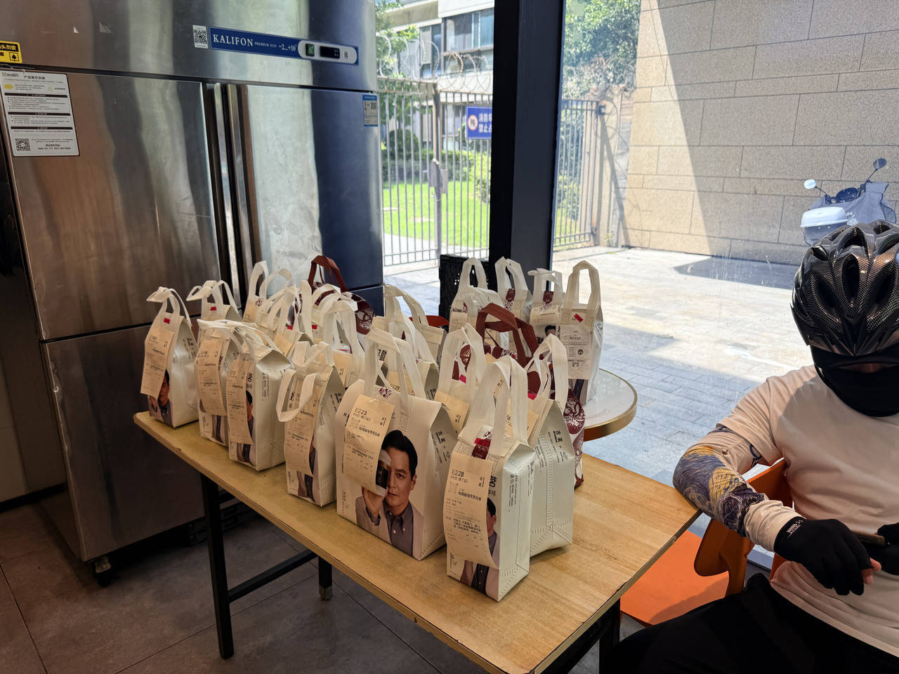 秋天的第一杯奶茶你喝上了吗?记者实探:订单爆满<strong></p>
<p>ADA交易app</strong>,骑手扎堆