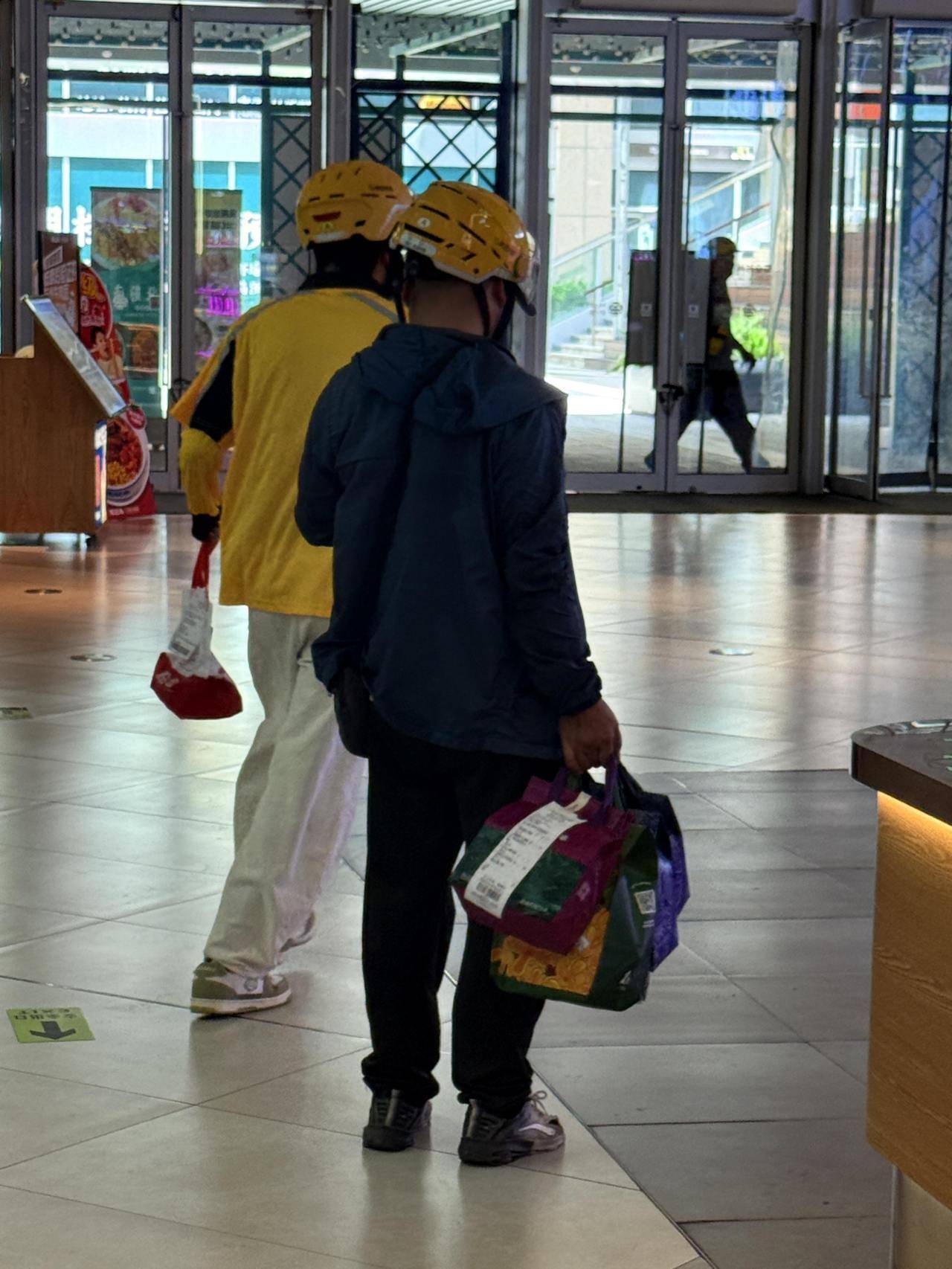 秋天的第一杯奶茶你喝上了吗?记者实探:订单爆满<strong></p>
<p>ADA交易app</strong>,骑手扎堆