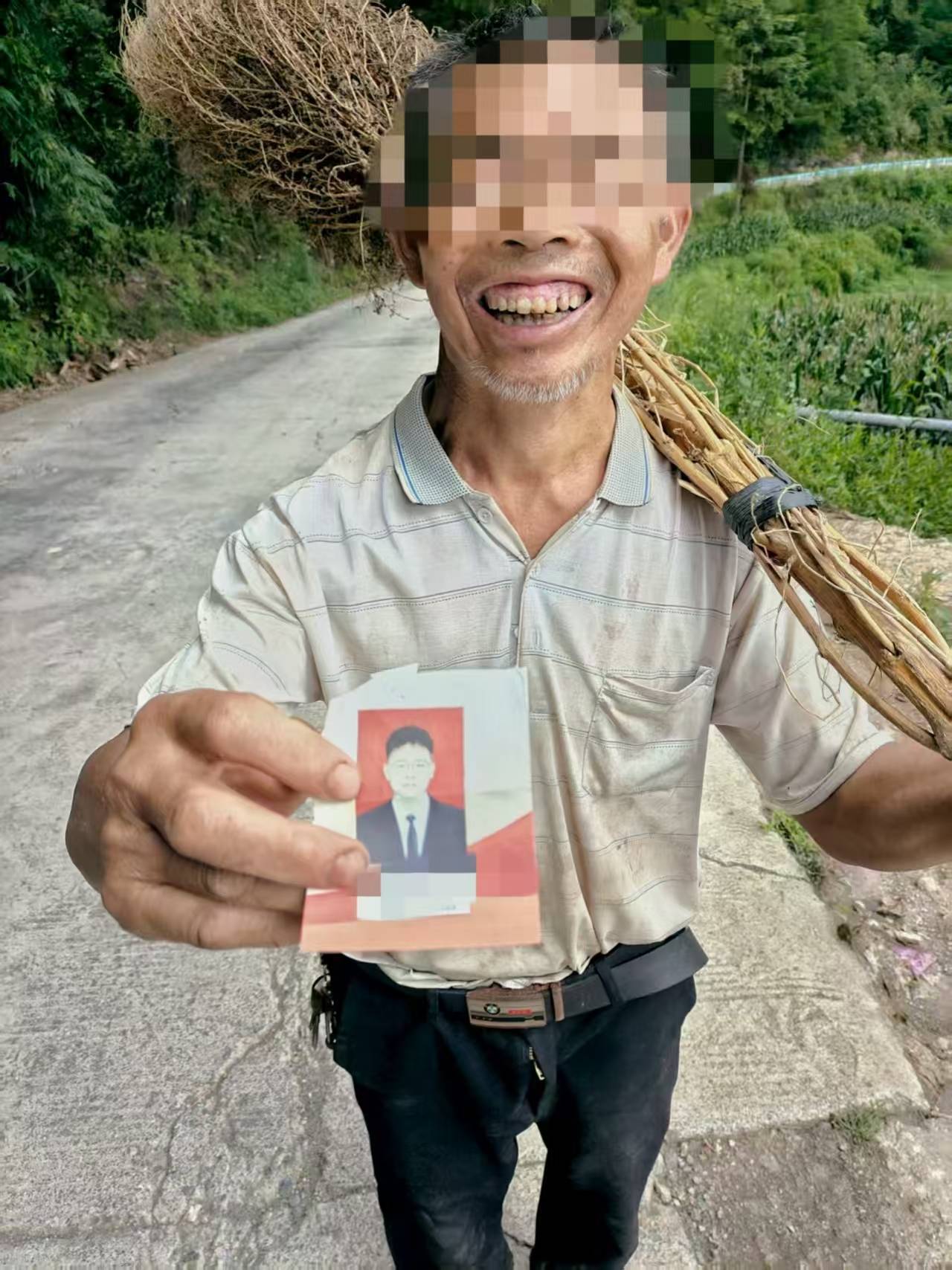 贵州老伯捡到00后村官丢弃旧照<strong></p>
<p>比特币交易app</strong>，误以为重要资料怀揣一月等送还，当事人：超感动