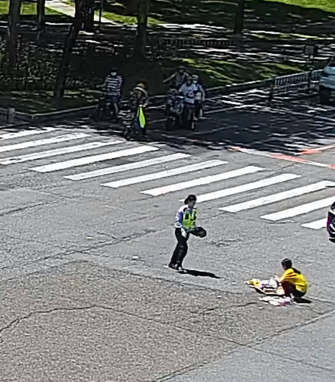 脱下警帽那一刻美爆了！惠州一女警帮女子捡拾掉落的杂物<strong></p>
<p>ETH交易平台</strong>，用警帽装起带到安全岛获爆赞