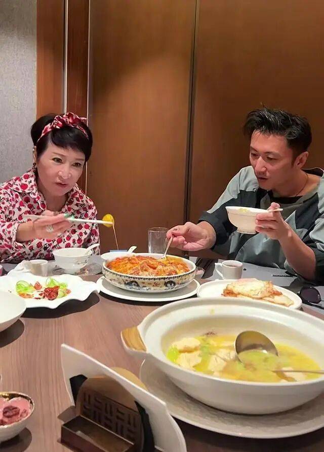 考古|89岁谢贤现身依旧时髦！与小49岁女友分手后开搞事业<strong></p>
<p>ETH交易平台</strong>，疑已交代后事的他太潇洒