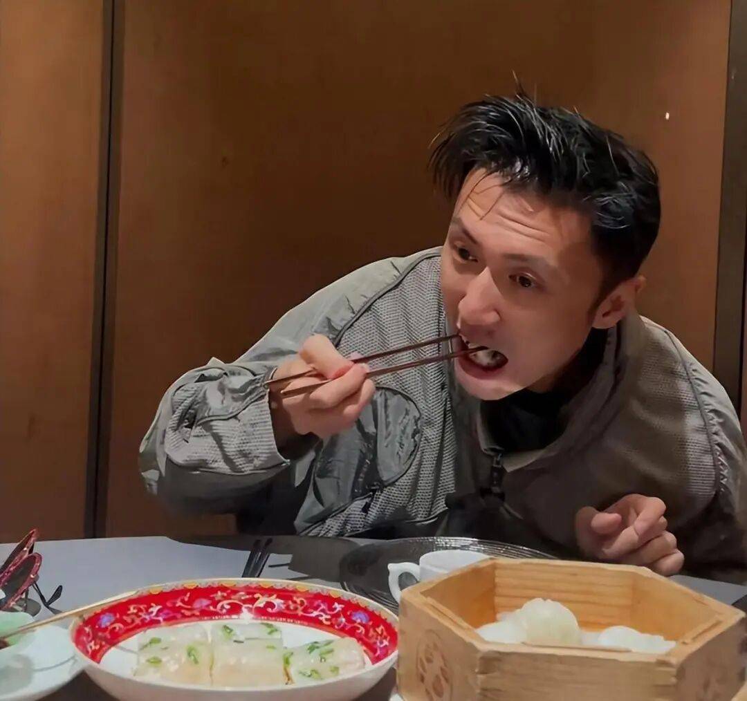 考古|89岁谢贤现身依旧时髦！与小49岁女友分手后开搞事业<strong></p>
<p>ETH交易平台</strong>，疑已交代后事的他太潇洒