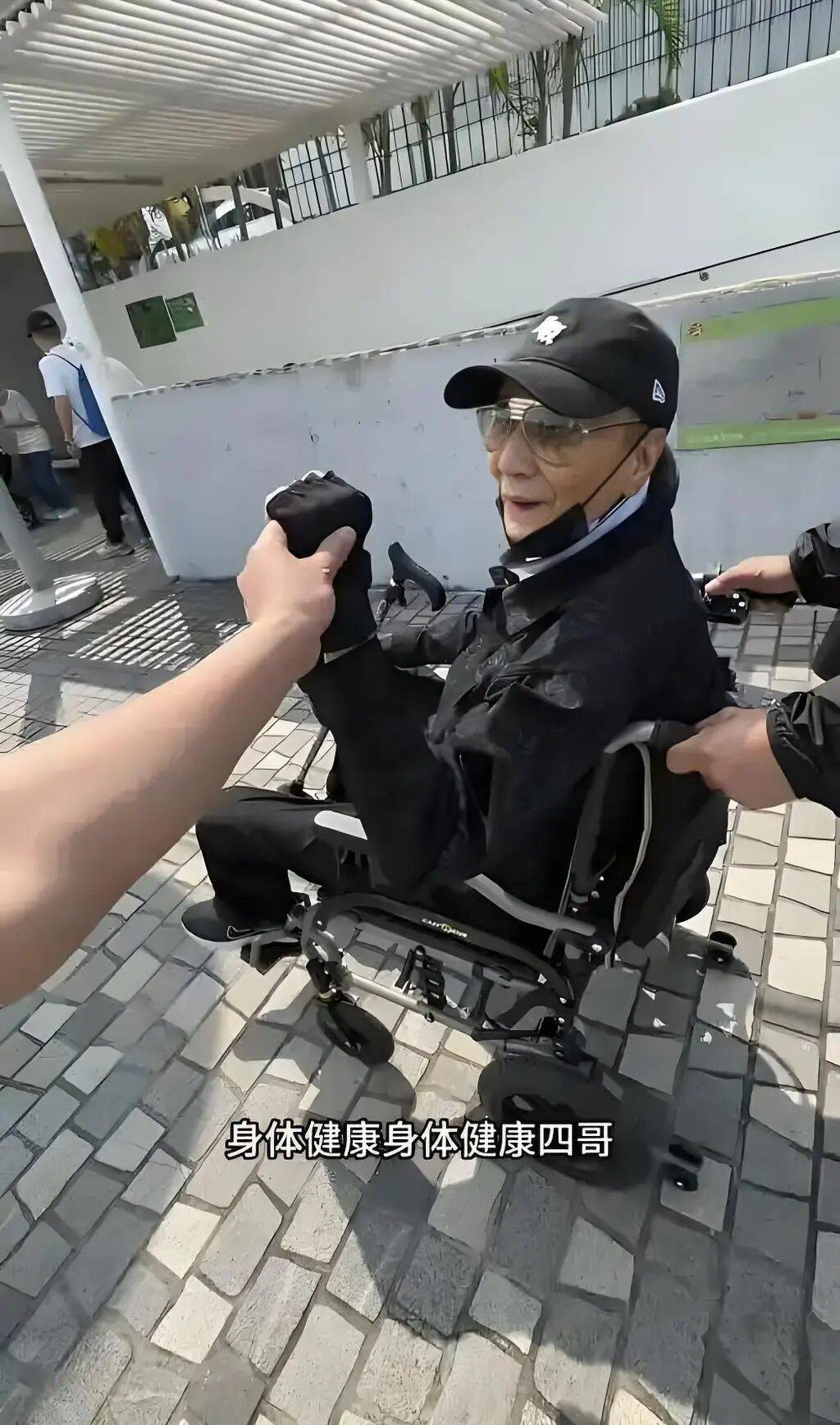 考古|89岁谢贤现身依旧时髦！与小49岁女友分手后开搞事业<strong></p>
<p>ETH交易平台</strong>，疑已交代后事的他太潇洒