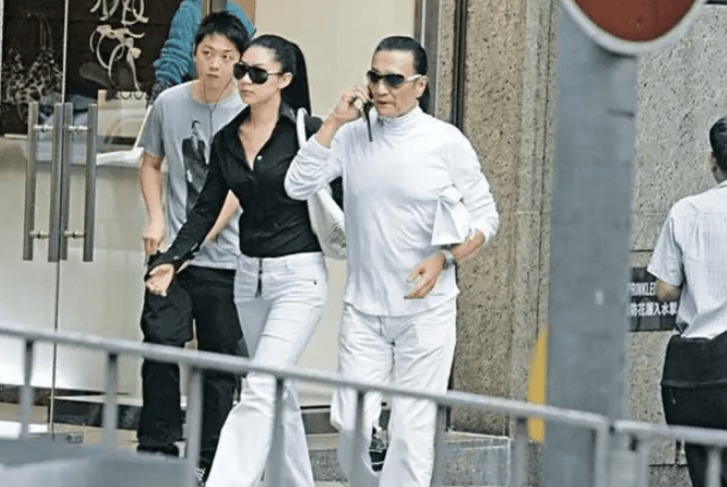 考古|89岁谢贤现身依旧时髦！与小49岁女友分手后开搞事业<strong></p>
<p>ETH交易平台</strong>，疑已交代后事的他太潇洒