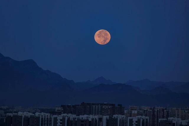 刷屏朋友圈<strong></p>
<p>以太坊交易平台</strong>！“红月亮”高清大图来了