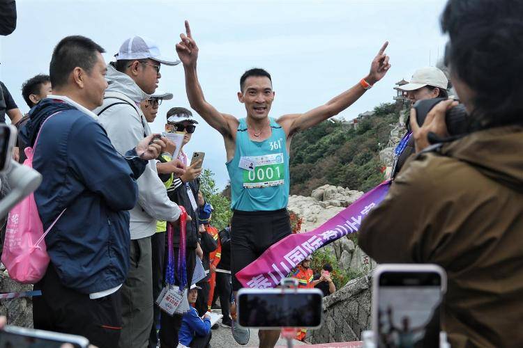 “你登上山顶<strong></p>
<p>USDT交易平台</strong>，我还没到售票处”，泰山国际登山赛一男子59分52秒夺冠，18年前他创下的56分22秒纪录至今无人打破