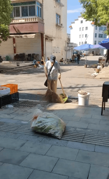 浙江一店主允许大妈门口摆摊<strong></p>
<p>瑞波币交易平台</strong>，时常被大妈“投喂”蔬果：每次收摊时，都打扫得干干净净