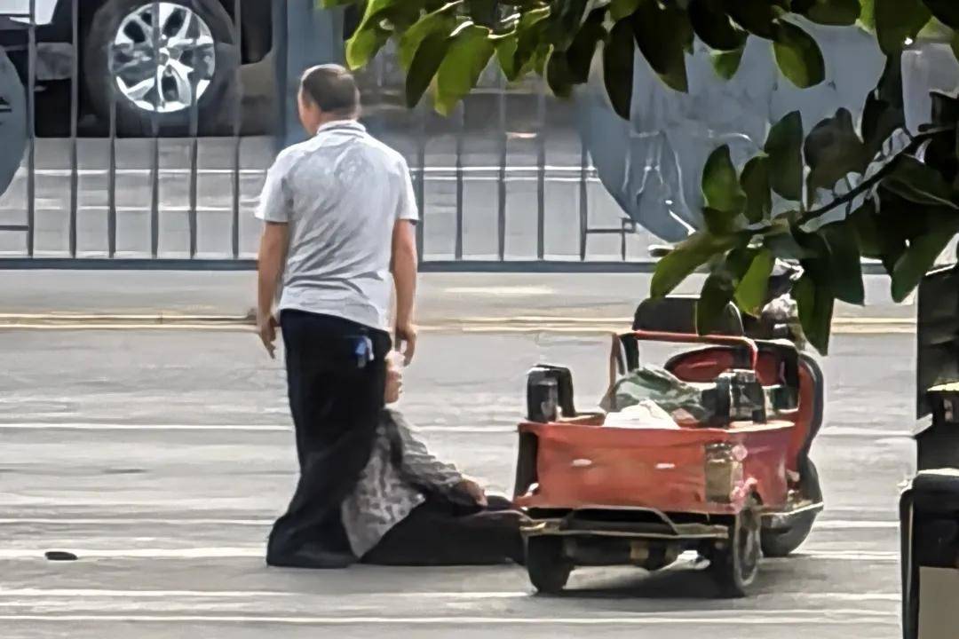 贵州省兴义监狱民警上班途中紧急施救<strong></p>
<p>瑞波币交易平台</strong>，摔倒老人转危为安！