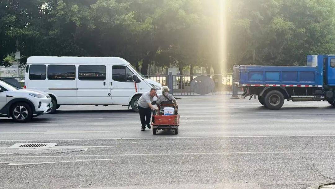 贵州省兴义监狱民警上班途中紧急施救<strong></p>
<p>瑞波币交易平台</strong>，摔倒老人转危为安！