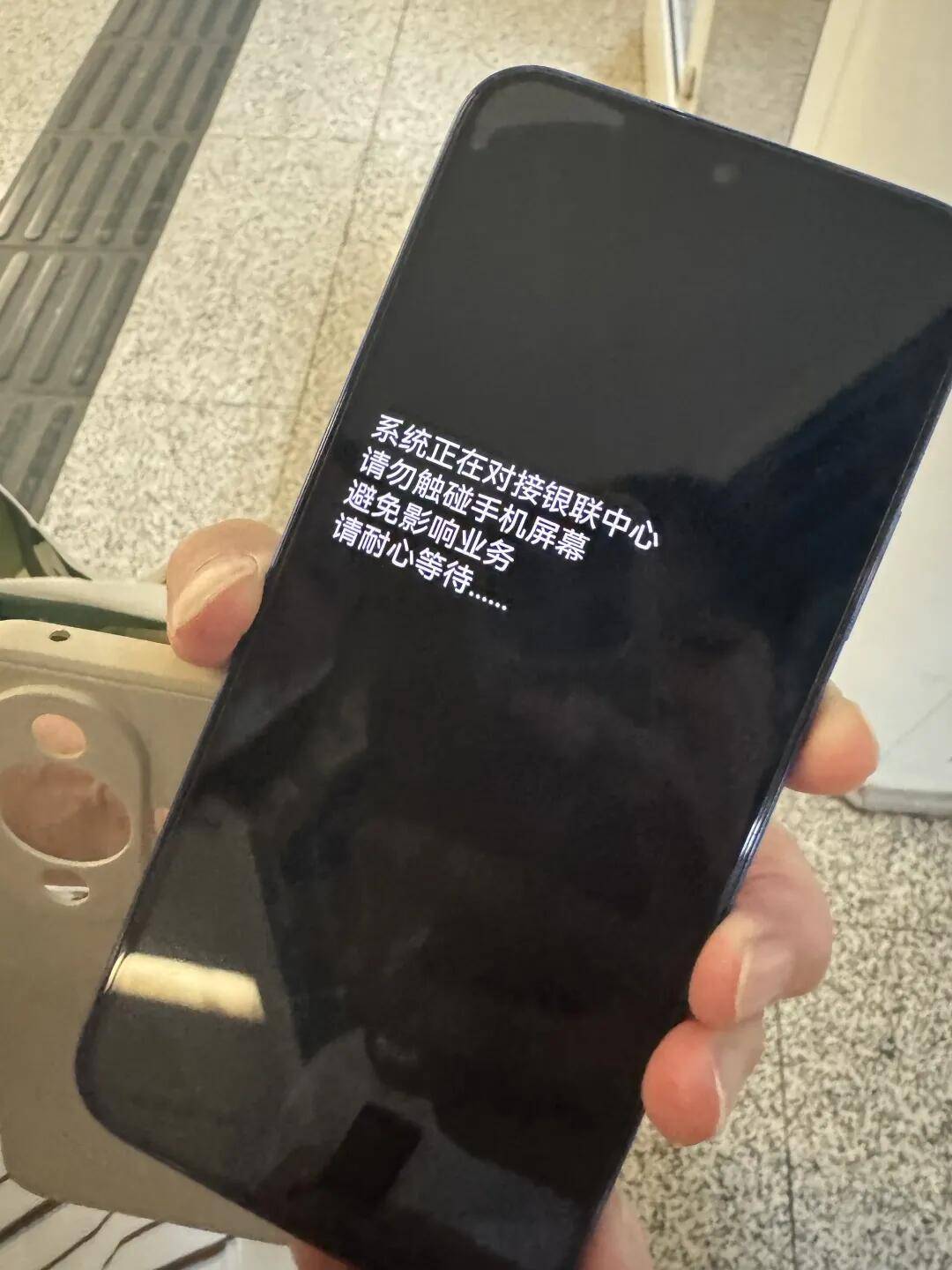 一根牙签“抢”回25万元!一老年乘客手机被“黑”<strong></p>
<p>DOT交易平台</strong>,地铁值班站长紧急取卡