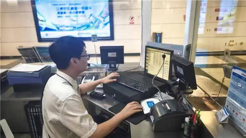 一根牙签“抢”回25万元!一老年乘客手机被“黑”<strong></p>
<p>DOT交易平台</strong>,地铁值班站长紧急取卡