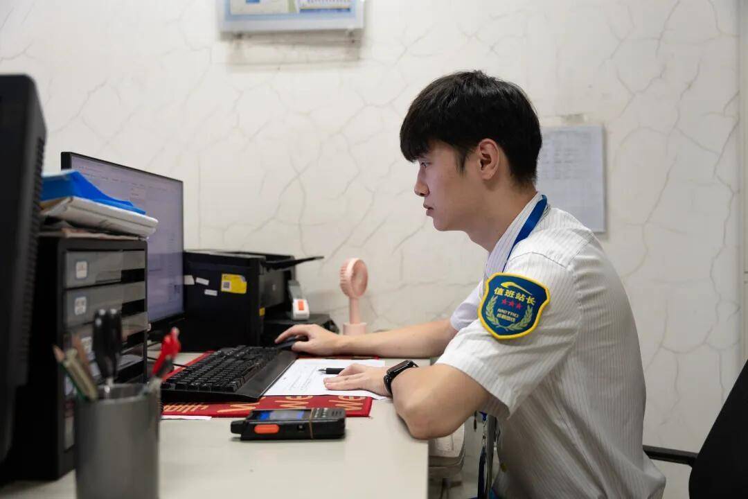 一根牙签“抢”回25万元!一老年乘客手机被“黑”<strong></p>
<p>DOT交易平台</strong>,地铁值班站长紧急取卡