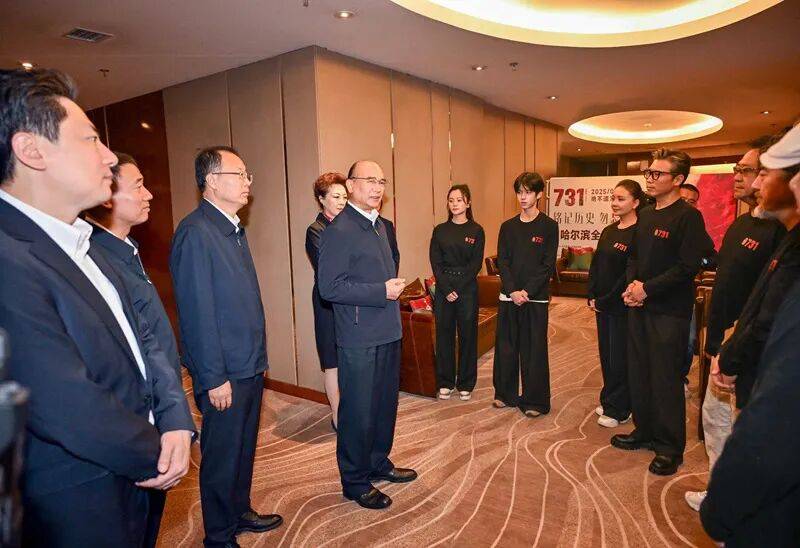 黑龙江省委书记许勤、省政协主席蓝绍敏<strong></p>
<p>波卡币交易平台</strong>，出席《731》全球首映