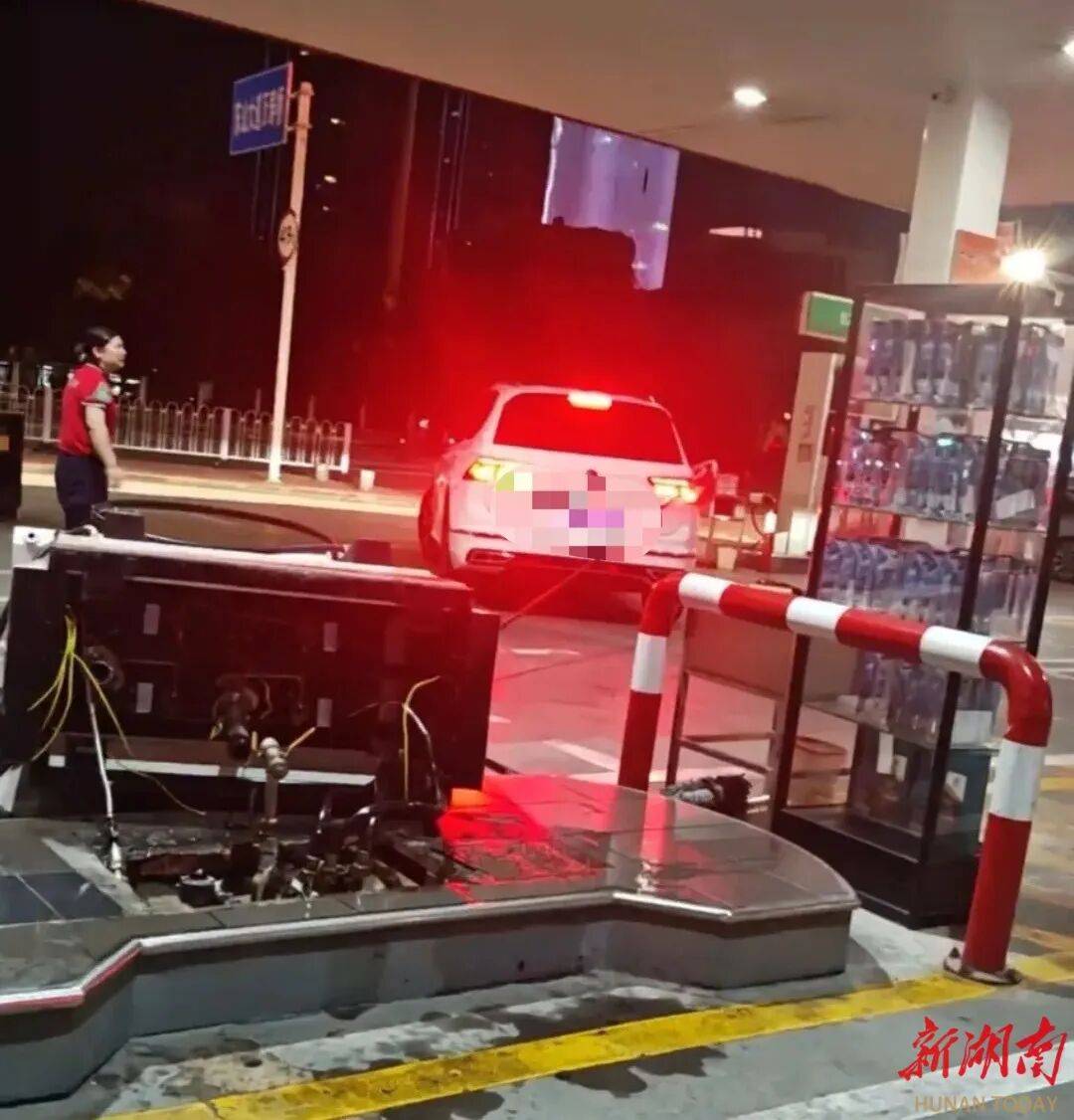 湖北一车主加完油忘拔加油枪开车就走<strong></p>
<p>波卡币交易平台</strong>，直接拽倒加油机，工作人员：幸好加油机的切断阀自动紧急关闭