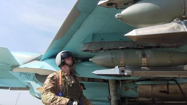 俄军终于开炸铁路枢纽<strong></p>
<p>币安币交易平台</strong>,炸嗨了,多轮炸弹雨砸下,乌克兰扛不住了