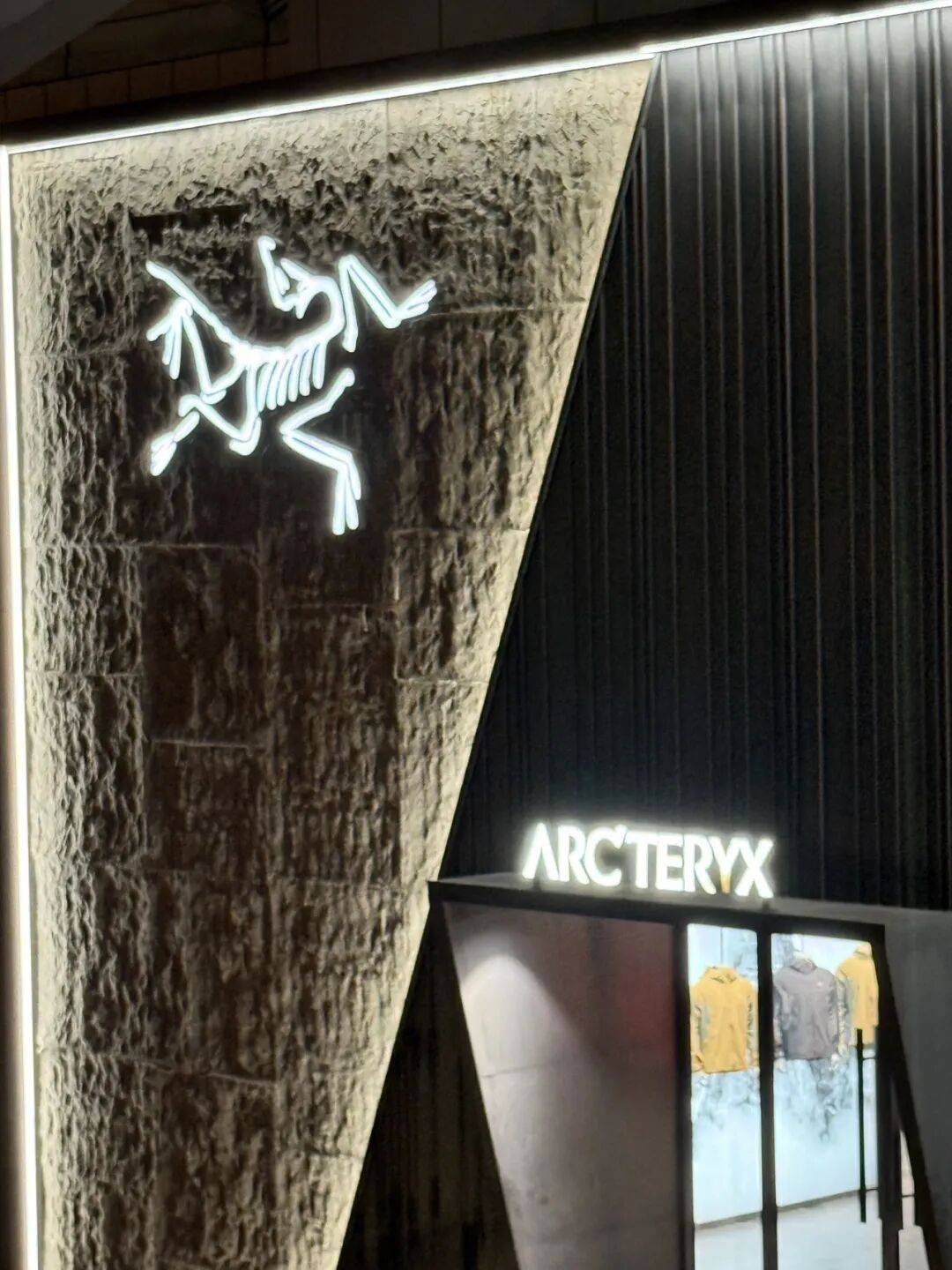 消费者开始退货<strong></p>
<p>币安币交易平台</strong>!始祖鸟又被曝海内外道歉内容不一致