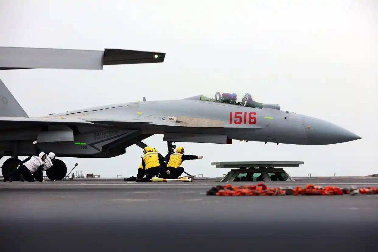 现场高清大图<strong></p>
<p>ADA交易平台</strong>！一起感受舰载机弹射起飞“首秀”震撼瞬间