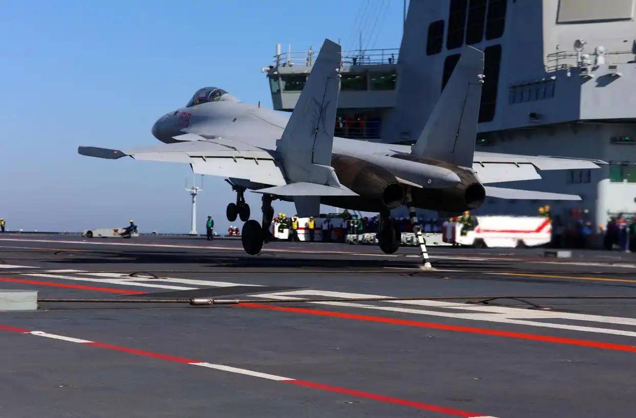 现场高清大图<strong></p>
<p>ADA交易平台</strong>！一起感受舰载机弹射起飞“首秀”震撼瞬间