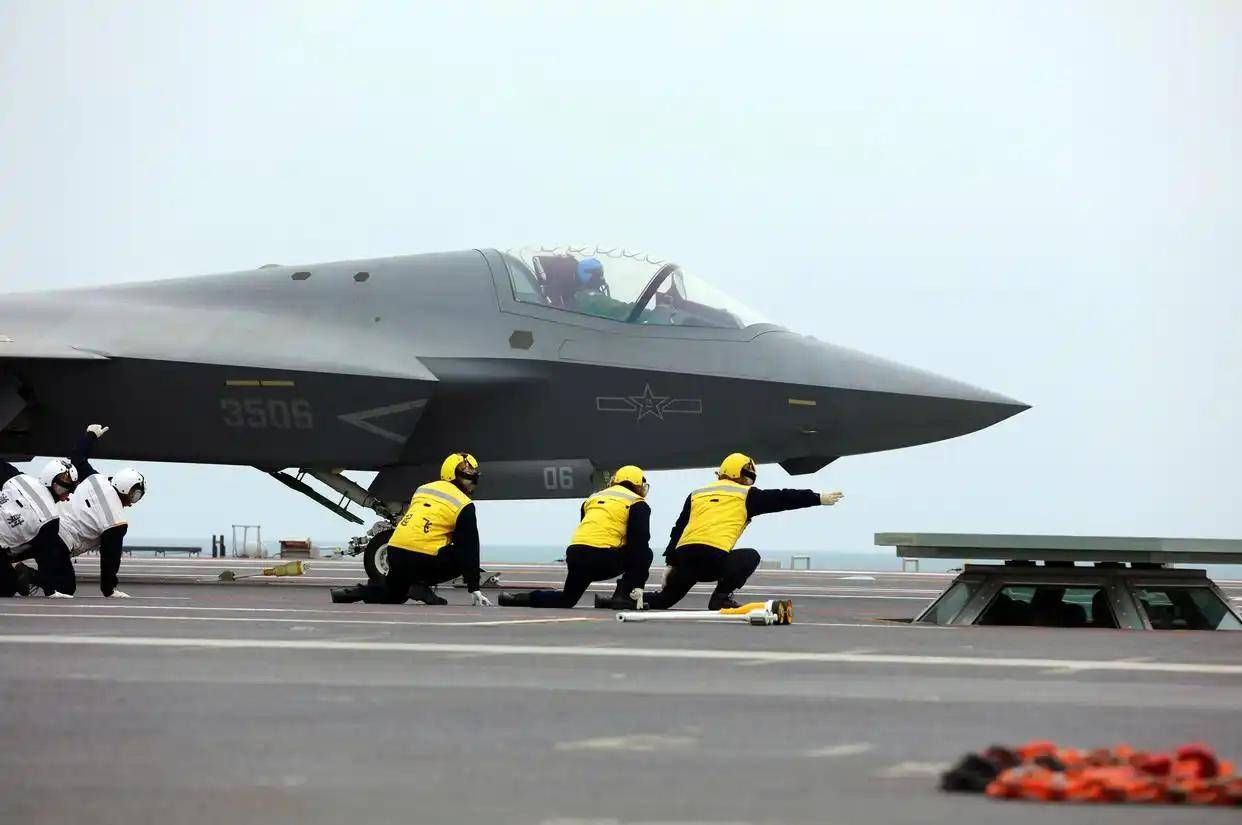 现场高清大图<strong></p>
<p>ADA交易平台</strong>！一起感受舰载机弹射起飞“首秀”震撼瞬间