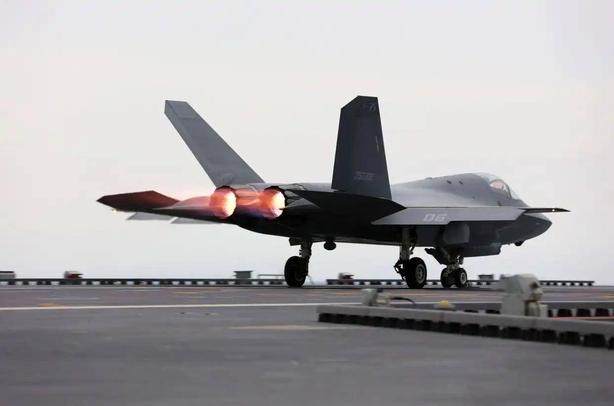 现场高清大图<strong></p>
<p>ADA交易平台</strong>！一起感受舰载机弹射起飞“首秀”震撼瞬间