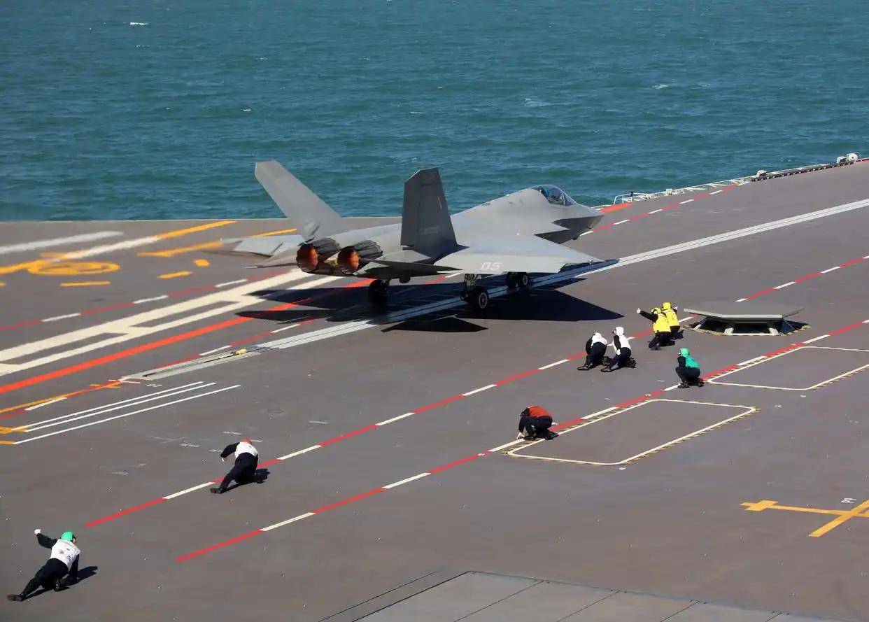 现场高清大图<strong></p>
<p>ADA交易平台</strong>！一起感受舰载机弹射起飞“首秀”震撼瞬间