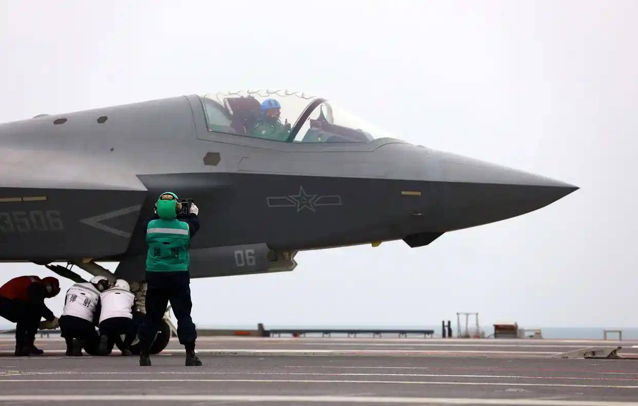 现场高清大图<strong></p>
<p>ADA交易平台</strong>！一起感受舰载机弹射起飞“首秀”震撼瞬间