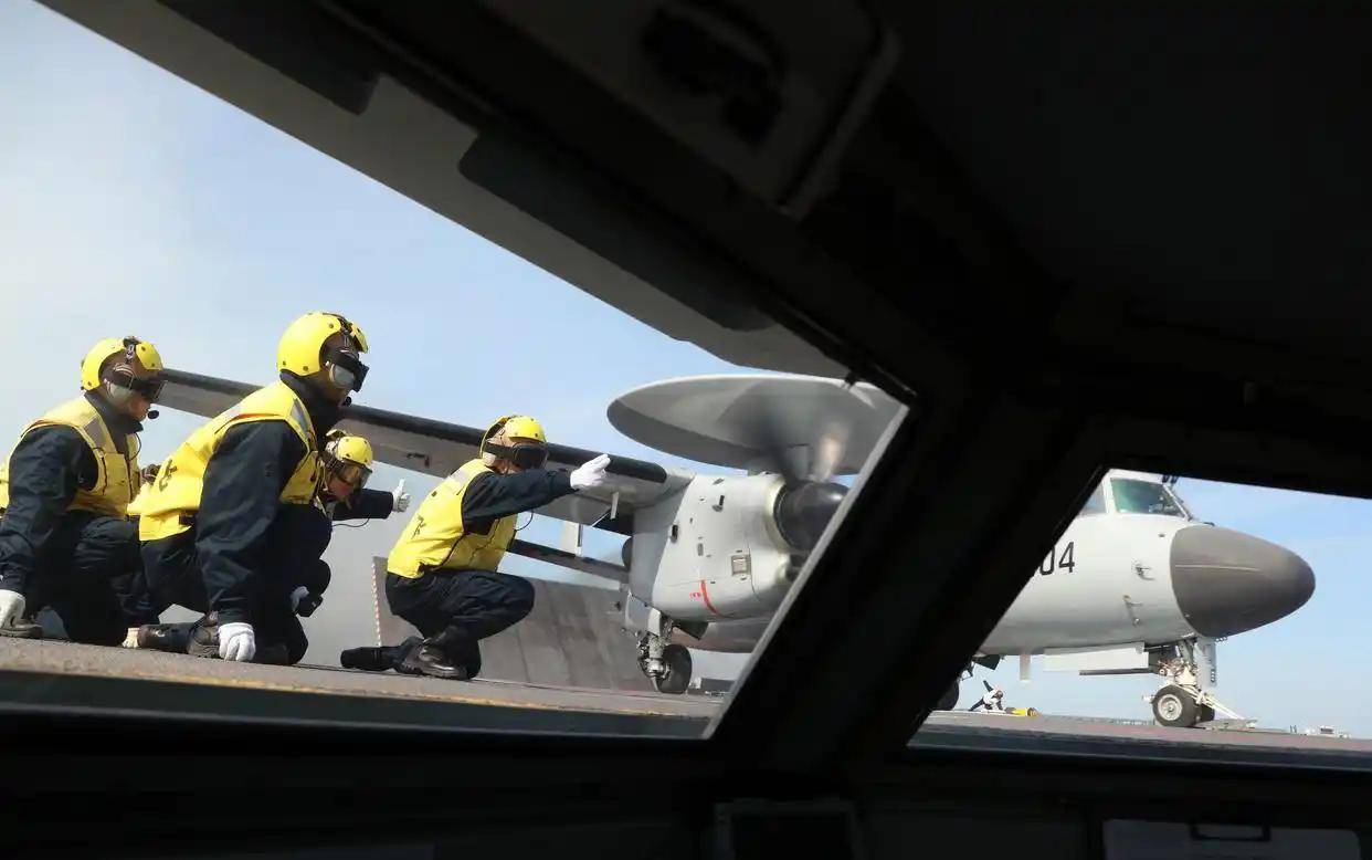 现场高清大图<strong></p>
<p>ADA交易平台</strong>！一起感受舰载机弹射起飞“首秀”震撼瞬间