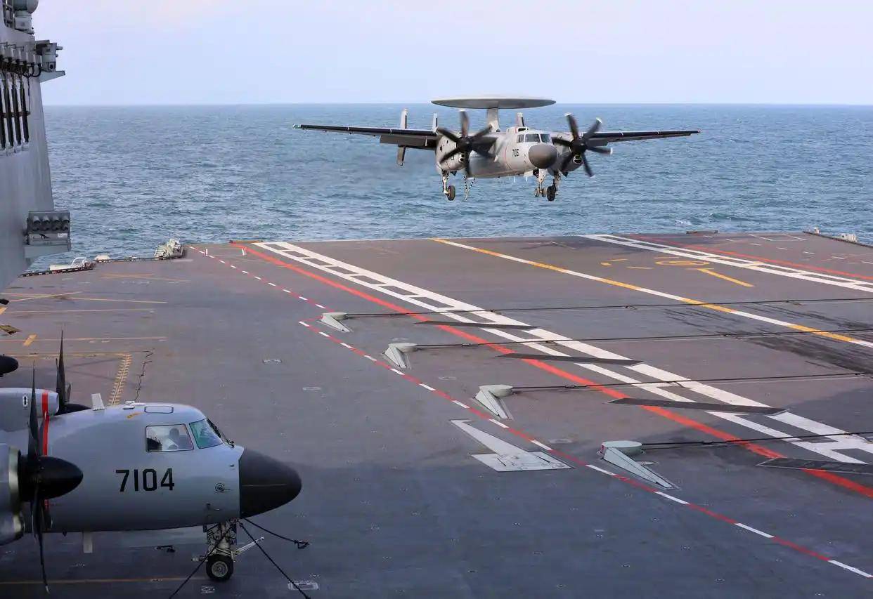 现场高清大图<strong></p>
<p>ADA交易平台</strong>！一起感受舰载机弹射起飞“首秀”震撼瞬间