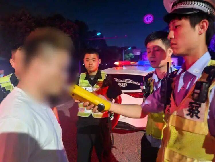 衣服都换了<strong></p>
<p>艾达币交易平台</strong>,却忘了换鞋子!上海警方:王某已被采取刑事强制措施