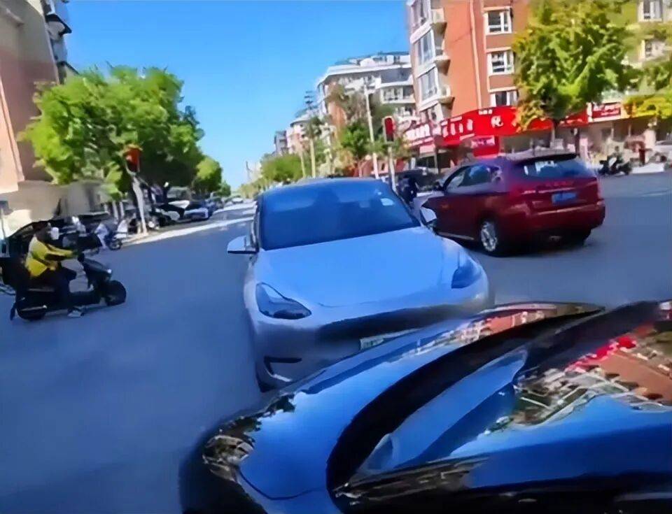 十字路口两车“顶牛”引发拥堵<strong></p>
<p>艾达币交易平台</strong>，一方自称在港航分局上班，警方最新通报