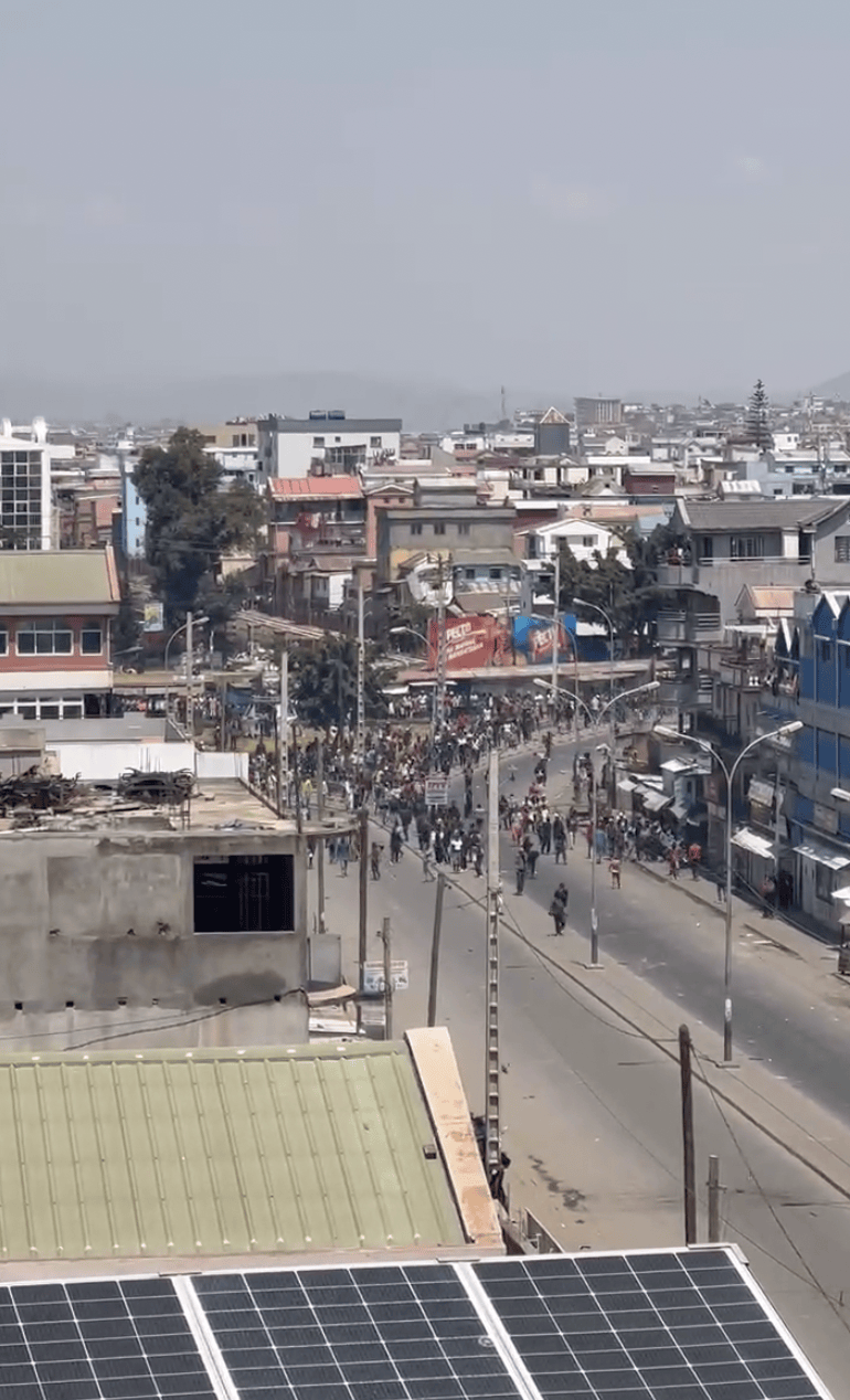 马达加斯加首都发生骚乱华人商店被烧抢<strong></p>
<p>BCH交易平台</strong>，当地华人：花钱请警察和部队，打退暴徒的进攻