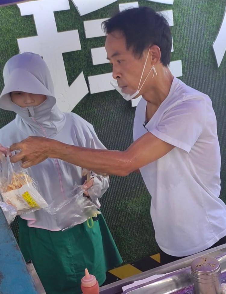 揭秘“鸡排哥”和“鸡排家族”:没火前他免费教亲戚炸鸡摆摊<strong></p>
<p>BCH交易平台</strong>,走红后亲戚都来帮忙打下手