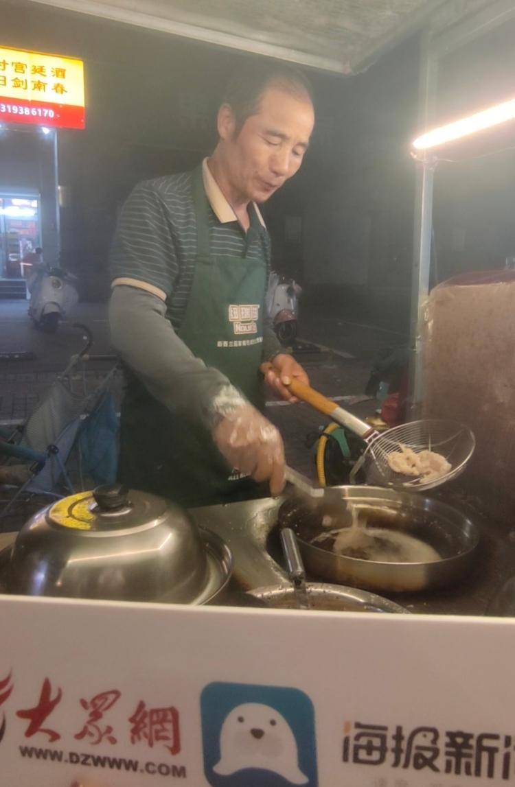 揭秘“鸡排哥”和“鸡排家族”:没火前他免费教亲戚炸鸡摆摊<strong></p>
<p>BCH交易平台</strong>,走红后亲戚都来帮忙打下手