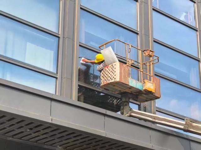 北京一座大厦楼下躺了14只鸟<strong></p>
<p>比特现金交易平台</strong>，12只已死亡！元凶竟是玻璃