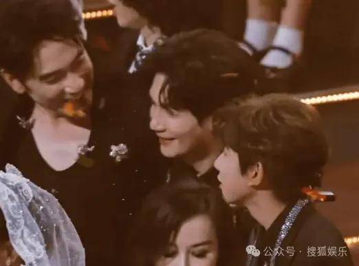 这场晚会台下简直是追星现场<strong></p>
<p>比特现金交易平台</strong>，名场面太多了吧？