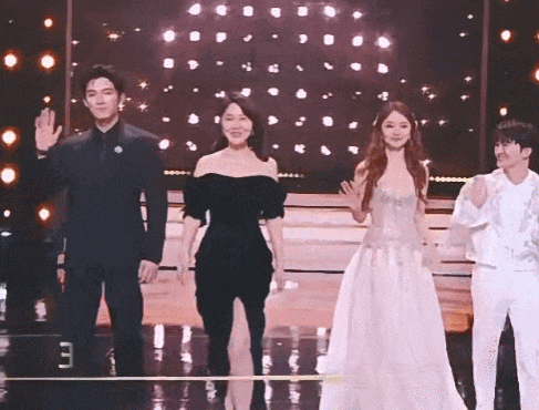 闫妮微醺式演唱再上热搜!35岁爆红后速成大满贯视后<strong></p>
<p>比特现金交易平台</strong>,她是松弛美学的代言人