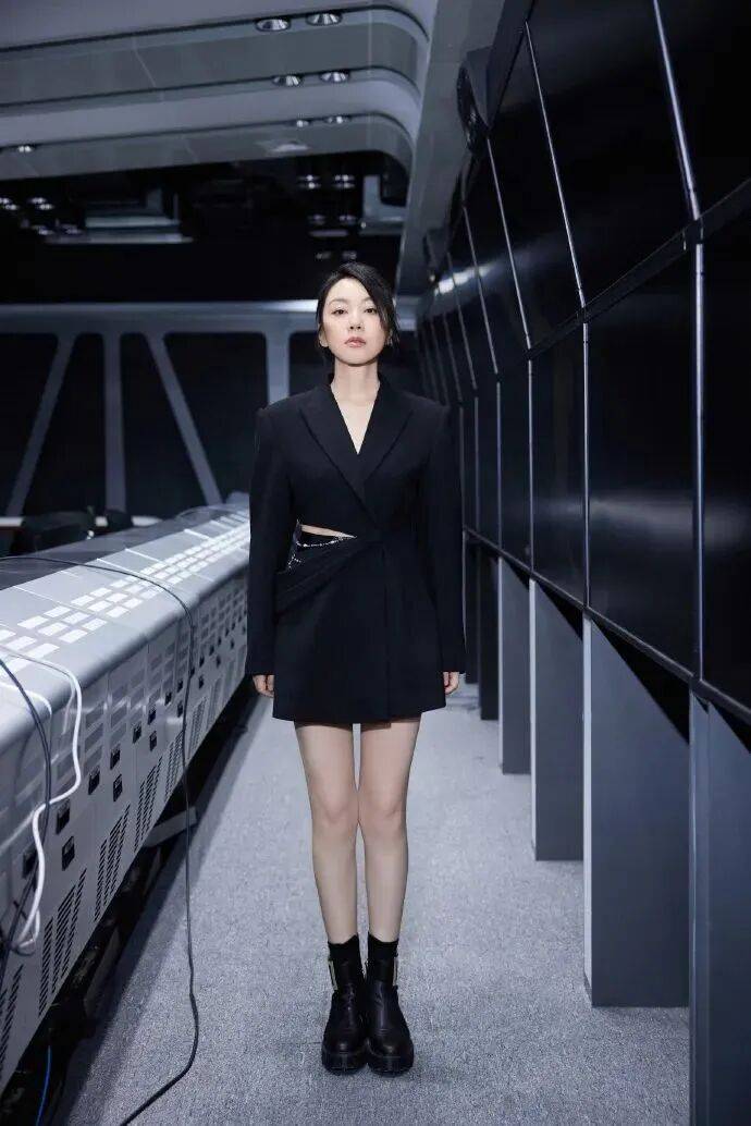 闫妮微醺式演唱再上热搜!35岁爆红后速成大满贯视后<strong></p>
<p>比特现金交易平台</strong>,她是松弛美学的代言人