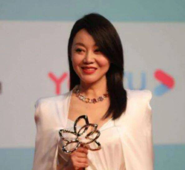 闫妮微醺式演唱再上热搜!35岁爆红后速成大满贯视后<strong></p>
<p>比特现金交易平台</strong>,她是松弛美学的代言人