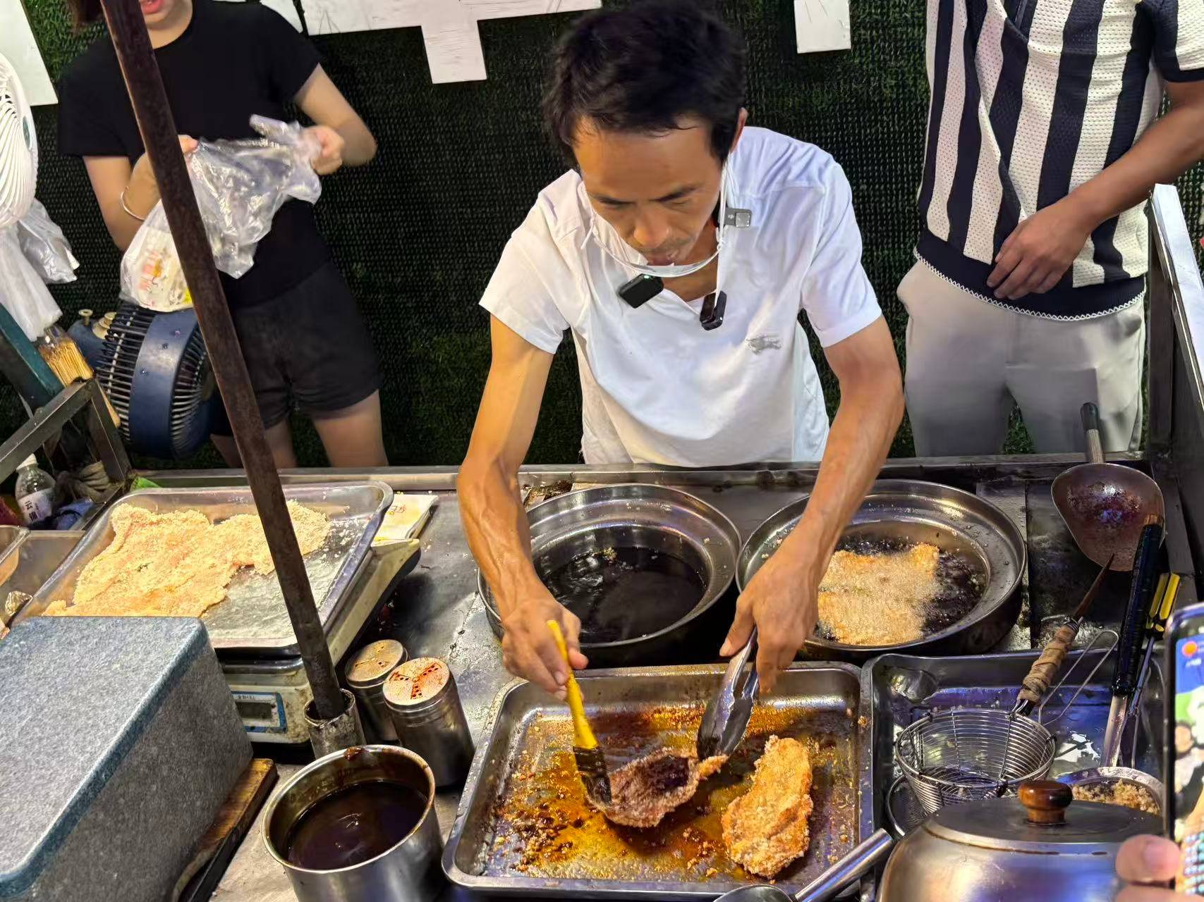 景德镇“鸡排哥”回应只睡四小时:顾客雨中排队<strong></p>
<p>比特现金交易平台</strong>,我根本不能算累