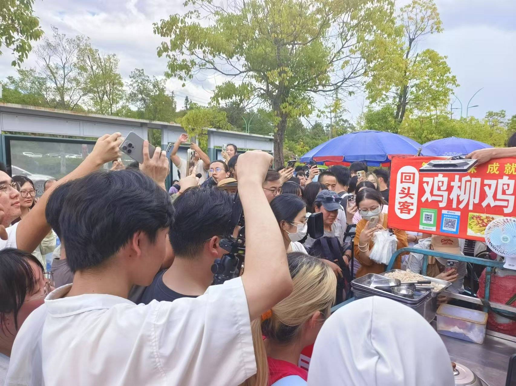 景德镇“鸡排哥”回应只睡四小时:顾客雨中排队<strong></p>
<p>比特现金交易平台</strong>,我根本不能算累