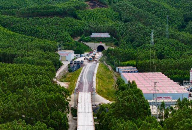 54座隧道全部贯通<strong></p>
<p>比特现金交易平台</strong>，柳梧铁路即将全线铺轨