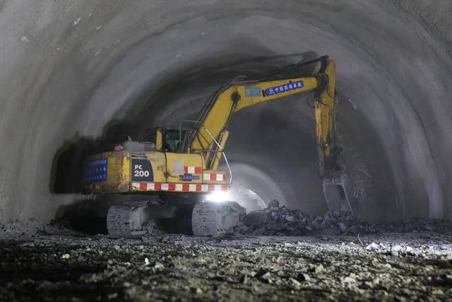 54座隧道全部贯通<strong></p>
<p>比特现金交易平台</strong>，柳梧铁路即将全线铺轨